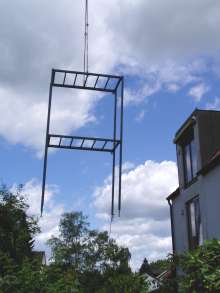 Einschweben eines Balkons mit dem Baukran